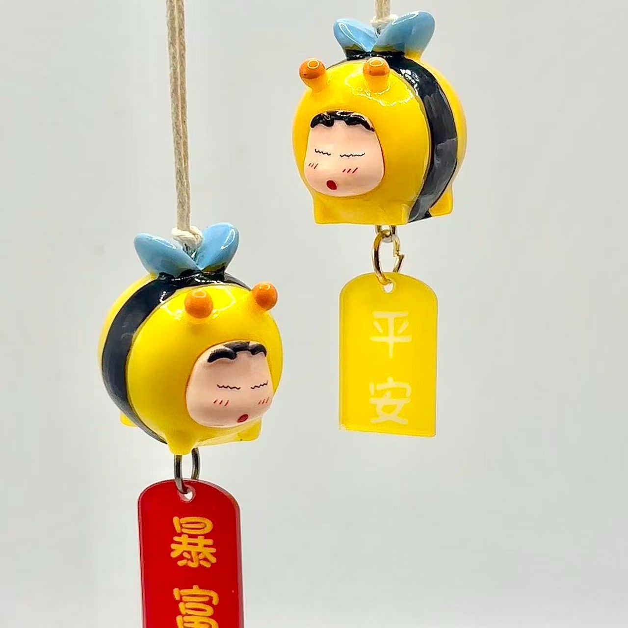 Car Accessories Etsy - Crayon Shin-chan Bienen-Cosplay-Figur Auto-Hängeanhänger Rückspiegel-Ornament Auto-Innenausstattung